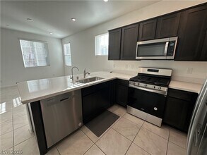 1132 Heliodor Ave in Henderson, NV - Building Photo - Building Photo