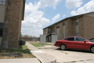 Oakwood Apartments in Harlingen, TX - Building Photo - Building Photo