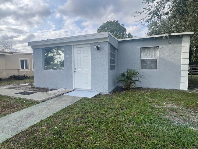 2391 Rutland St in Opa Locka, FL - Building Photo - Building Photo