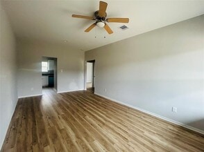 1318 Stowell St in Anahuac, TX - Building Photo - Building Photo