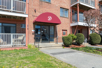 Dartmouth House Condominiums in Revere, MA - Foto de edificio - Building Photo