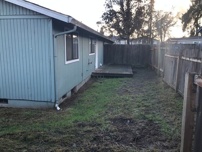 1049 N 16th St in Cottage Grove, OR - Building Photo - Building Photo