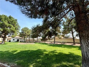 1900 N Torrey Pines Dr in Las Vegas, NV - Building Photo - Building Photo