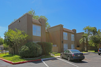 CrestWind Townhomes and Apartments in San Antonio, TX - Building Photo - Building Photo