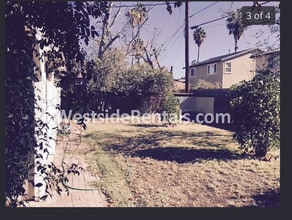 17048 Wyandotte St in Van Nuys, CA - Foto de edificio - Building Photo