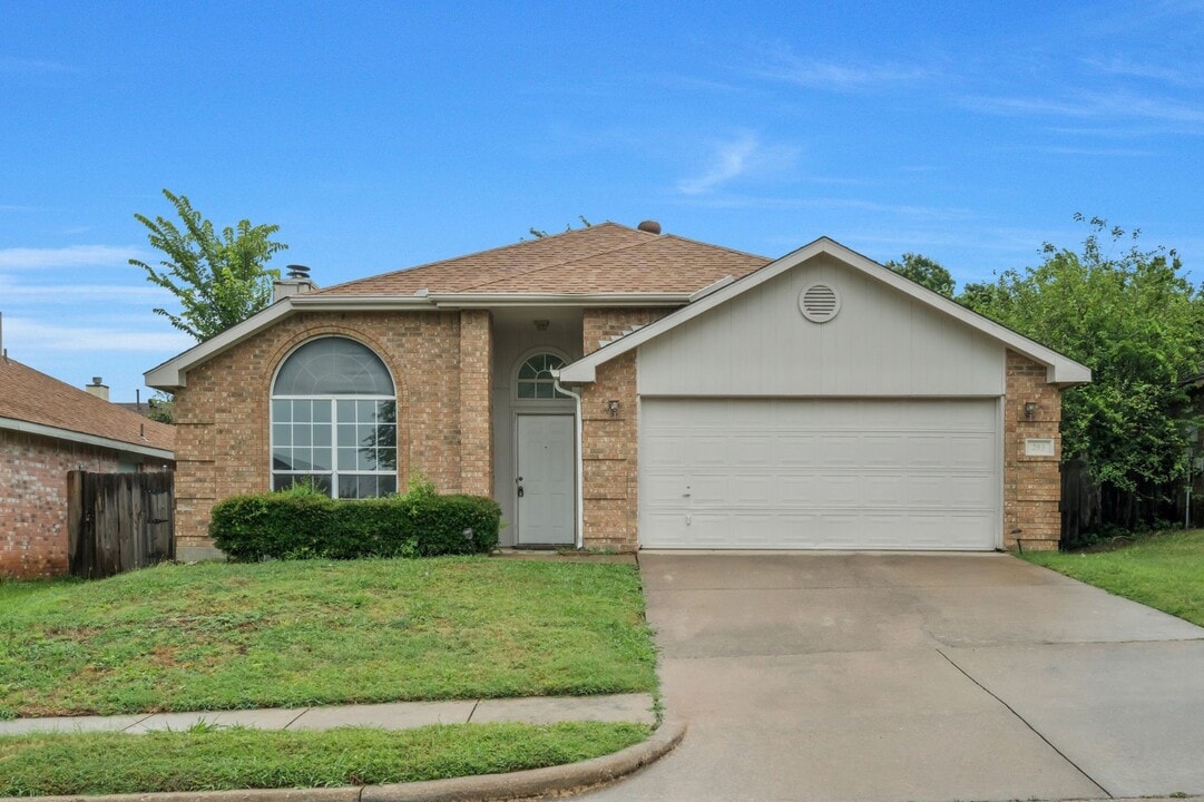 203 Cain Dr in Cedar Hill, TX - Building Photo