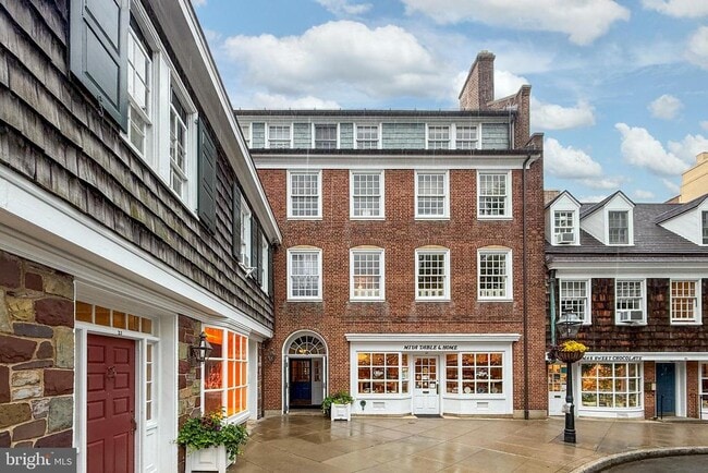 property at 25 Palmer Sq E