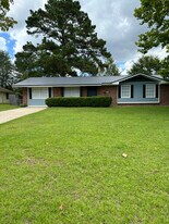 2211 Shannondoah Dr in Dothan, AL - Building Photo