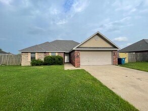 1533 Hutchinson St in Pea Ridge, AR - Foto de edificio - Building Photo