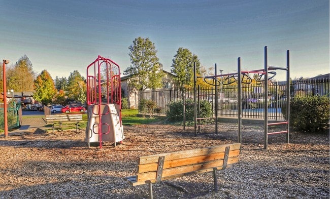 Fairview Oaks Woods in Fairview, OR - Foto de edificio - Building Photo