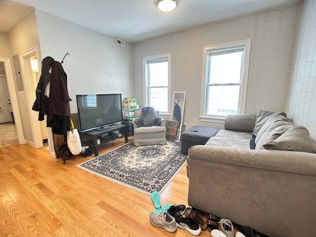 81 Newbury St, Unit 2 in Somerville, MA - Building Photo - Building Photo