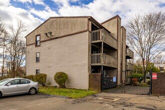 Breezewood Condominiums in East Haven, CT - Building Photo - Building Photo