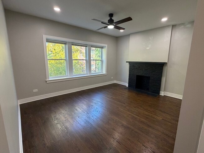 7823 S Colfax Ave in Chicago, IL - Building Photo - Building Photo