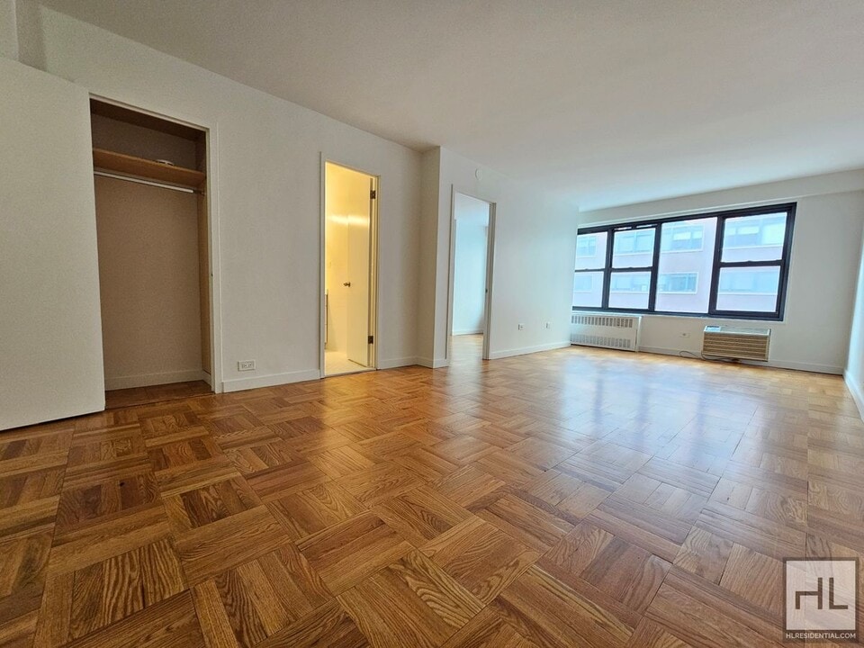Fourth Avenue in New York, NY - Building Photo