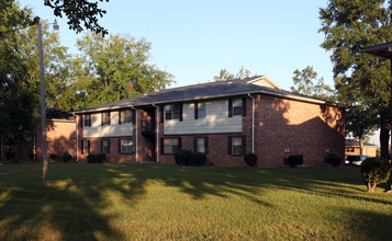 Royal Estates Apartments in Canton, MS - Building Photo - Building Photo