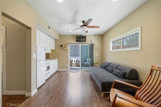 215 Monterey Dr, Unit Studio in Laguna Beach, CA - Building Photo - Building Photo