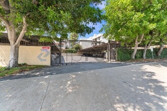 5257 Radford Ave in Los Angeles, CA - Foto de edificio - Building Photo