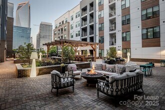 101 W Morehead St in Charlotte, NC - Foto de edificio - Building Photo