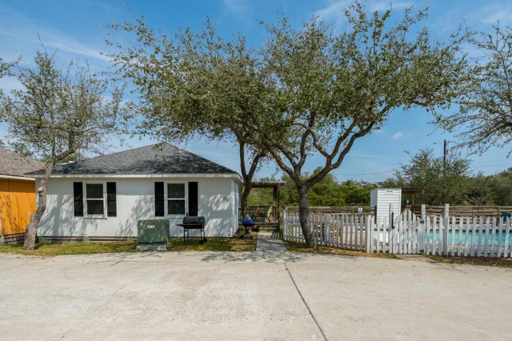 5481 TX-35 in Rockport, TX - Building Photo