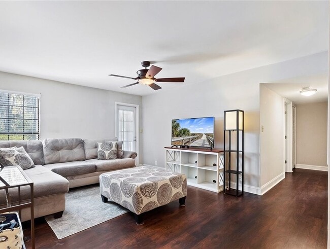 30 Mathews Dr in Hilton Head Island, SC - Building Photo - Building Photo