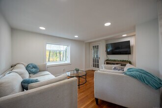 215 Crystal Lake Rd in Middletown, CT - Building Photo - Building Photo