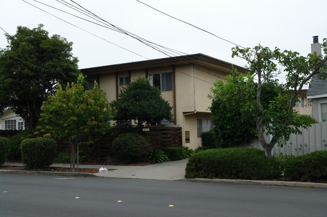 620 N Claremont St in San Mateo, CA - Foto de edificio - Building Photo