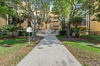 200 172nd St in Sunny Isles Beach, FL - Foto de edificio - Building Photo
