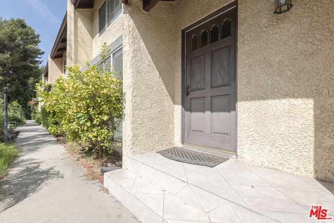 9634 Via Rimini in Burbank, CA - Building Photo - Building Photo