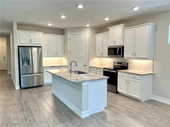 4454 Pine Lake Rd in Bonita Springs, FL - Foto de edificio - Building Photo