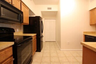 9833 Baywinds Blvd-Unit -7203 in West Palm Beach, FL - Foto de edificio - Building Photo