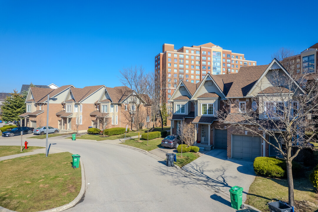 1575 S Parade Crt in Mississauga, ON - Building Photo