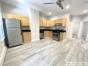 174 Bolton St, Unit #1 in Boston, MA - Building Photo - Building Photo