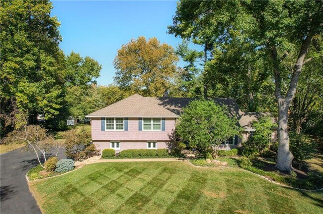 8501 Cherokee Pl in Leawood, KS - Building Photo - Building Photo