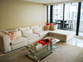 1717 N Bayshore Dr in Miami, FL - Building Photo - Building Photo