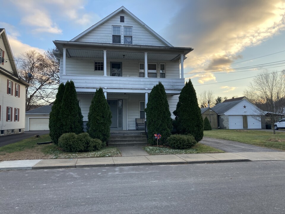 42 Tracy Ave in Torrington, CT - Building Photo