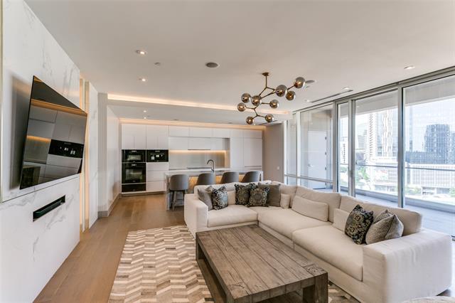 2408 Victory Park Ln in Dallas, TX - Building Photo