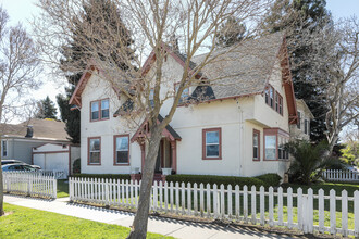 41 Highland Ave in Burlingame, CA - Building Photo - Building Photo