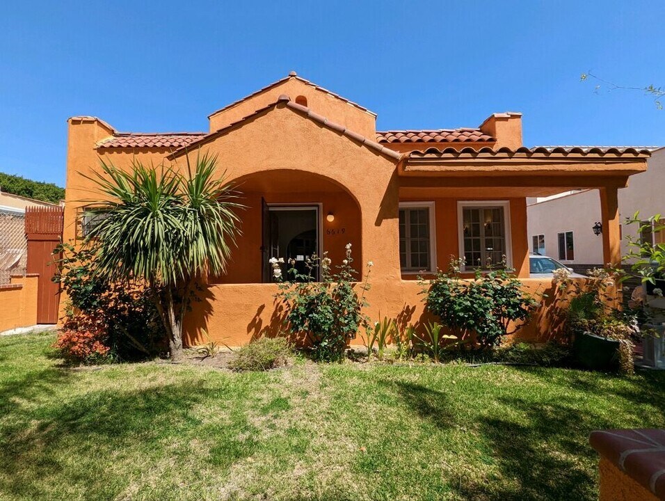 6619 Willoughby Ave in Los Angeles, CA - Building Photo