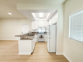 11459 Collins St, Unit 201 in Los Angeles, CA - Building Photo - Building Photo