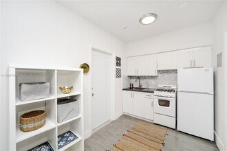 770 NE 123rd St in North Miami, FL - Foto de edificio - Building Photo