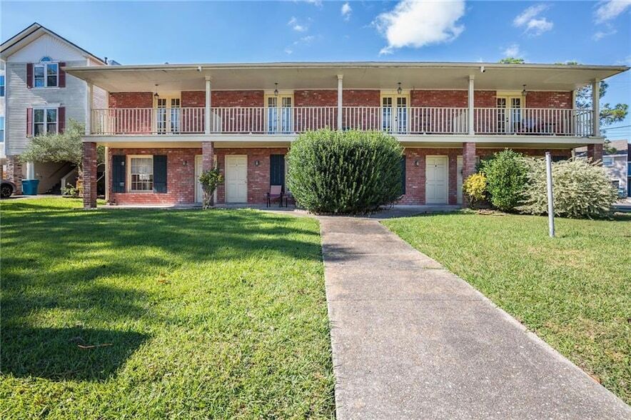 2 Brandon Hall Dr in Destrehan, LA - Building Photo