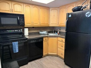 1110 N Riverside Dr, Unit 9 in Pompano Beach, FL - Building Photo - Building Photo