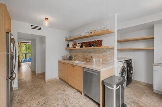 2575 S Bayshore Dr in Miami, FL - Building Photo - Building Photo