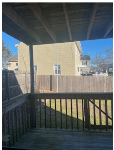 15 Berges Ave in Stamford, CT - Foto de edificio - Building Photo