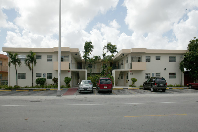 350 W 20th St in Hialeah, FL - Foto de edificio - Building Photo