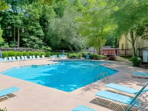 1407 Huntingdon Chase in Atlanta, GA - Foto de edificio - Building Photo