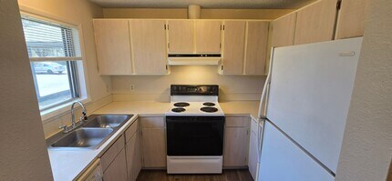 3226 Summers Ln in Klamath Falls, OR - Building Photo - Building Photo