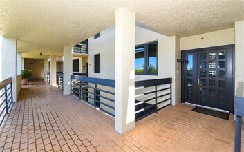 1125 Gulf of Mexico Dr in Longboat Key, FL - Foto de edificio - Building Photo