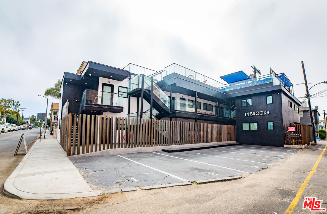 14 Brooks Ave in Los Angeles, CA - Foto de edificio