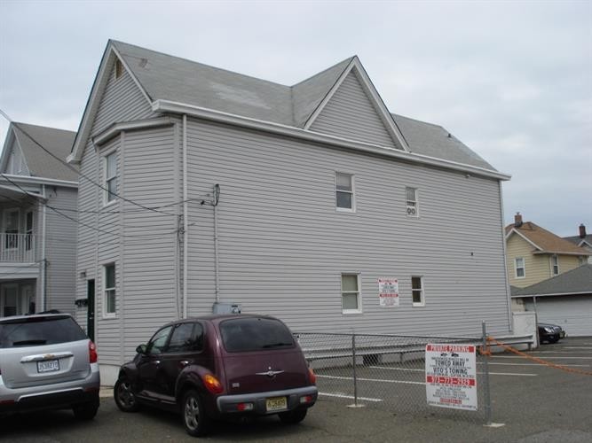 213 Lakeview Ave in Clifton, NJ - Building Photo